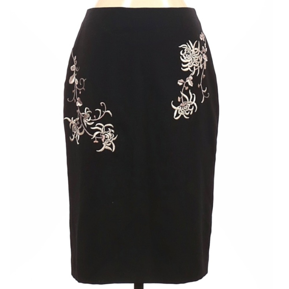 Clearance! Ann Taylor LOFT Black 100% Wool pencil skirt with embroidered size 2